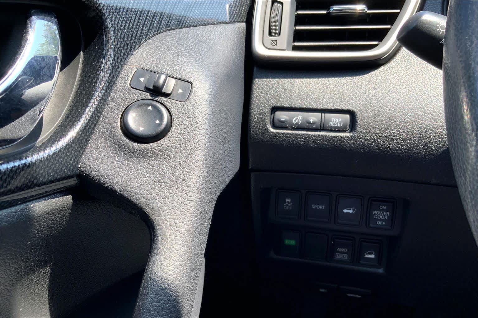 Used 2015 Nissan Rogue SL AWD/4WD image 34