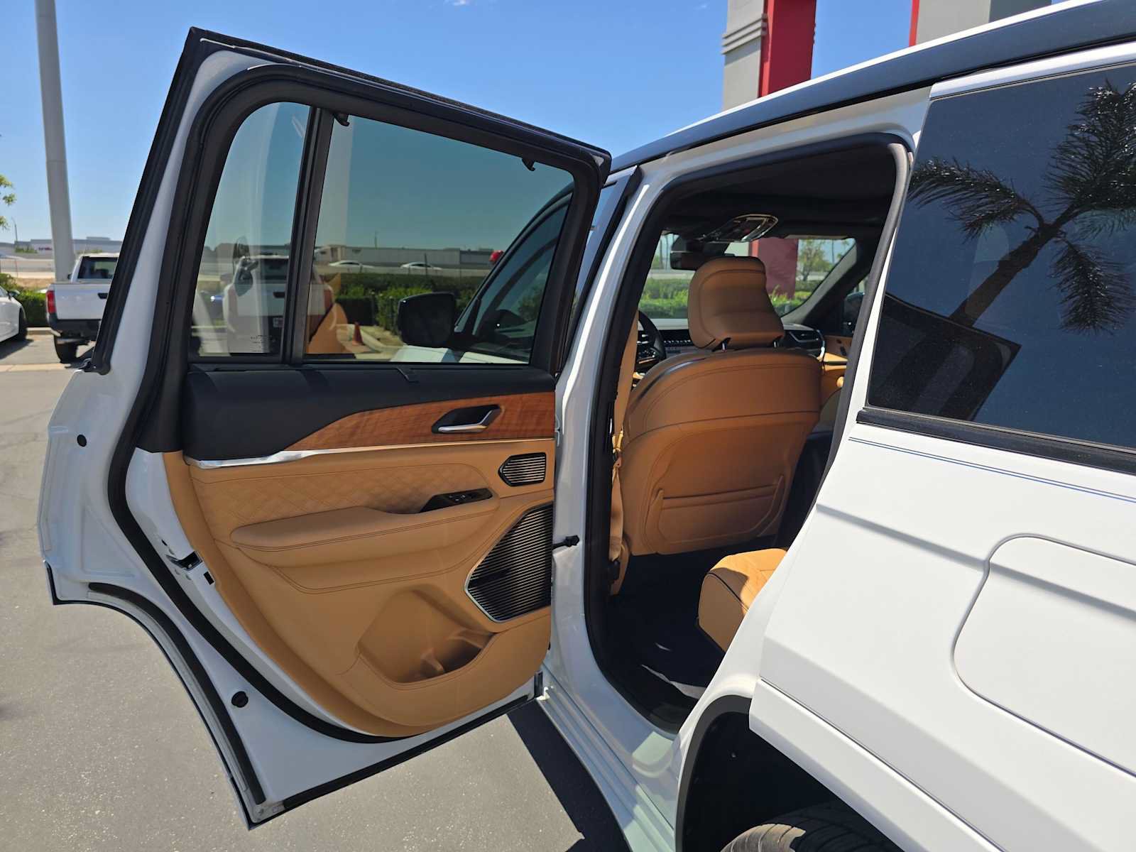Used 2022 Jeep Grand Cherokee Summit AWD/4WD image 17