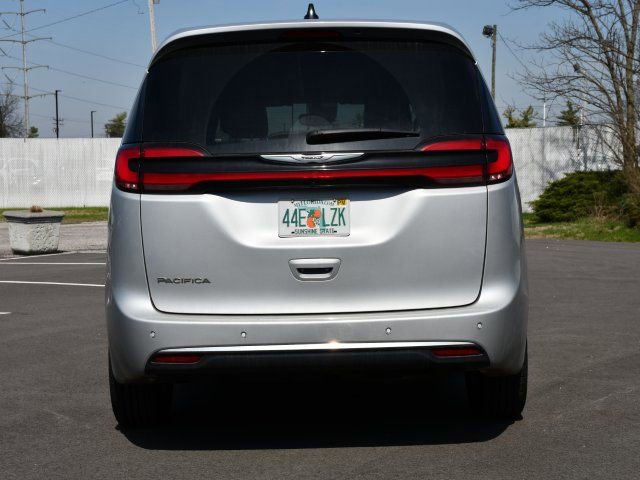 Used 2024 Chrysler Pacifica Touring-L image 6