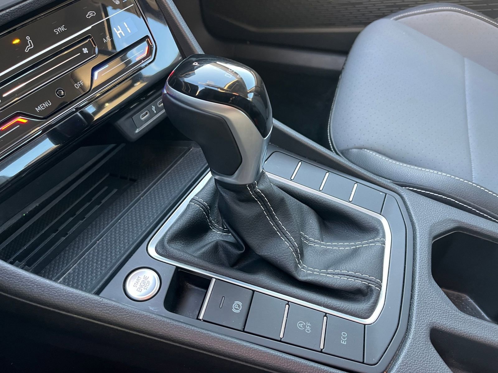 Used 2025 Volkswagen Jetta SE image 41