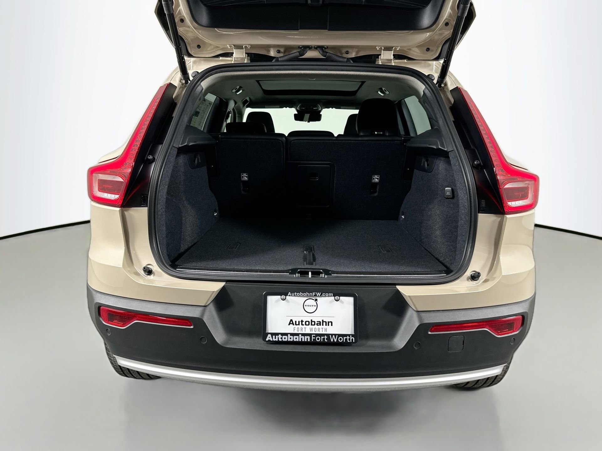 New 2025 Volvo XC40 B5 Ultra w/ Protection Package Premier image 20