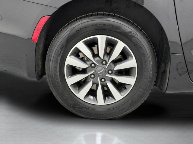 Used 2024 Chrysler Pacifica Limited FWD image 34