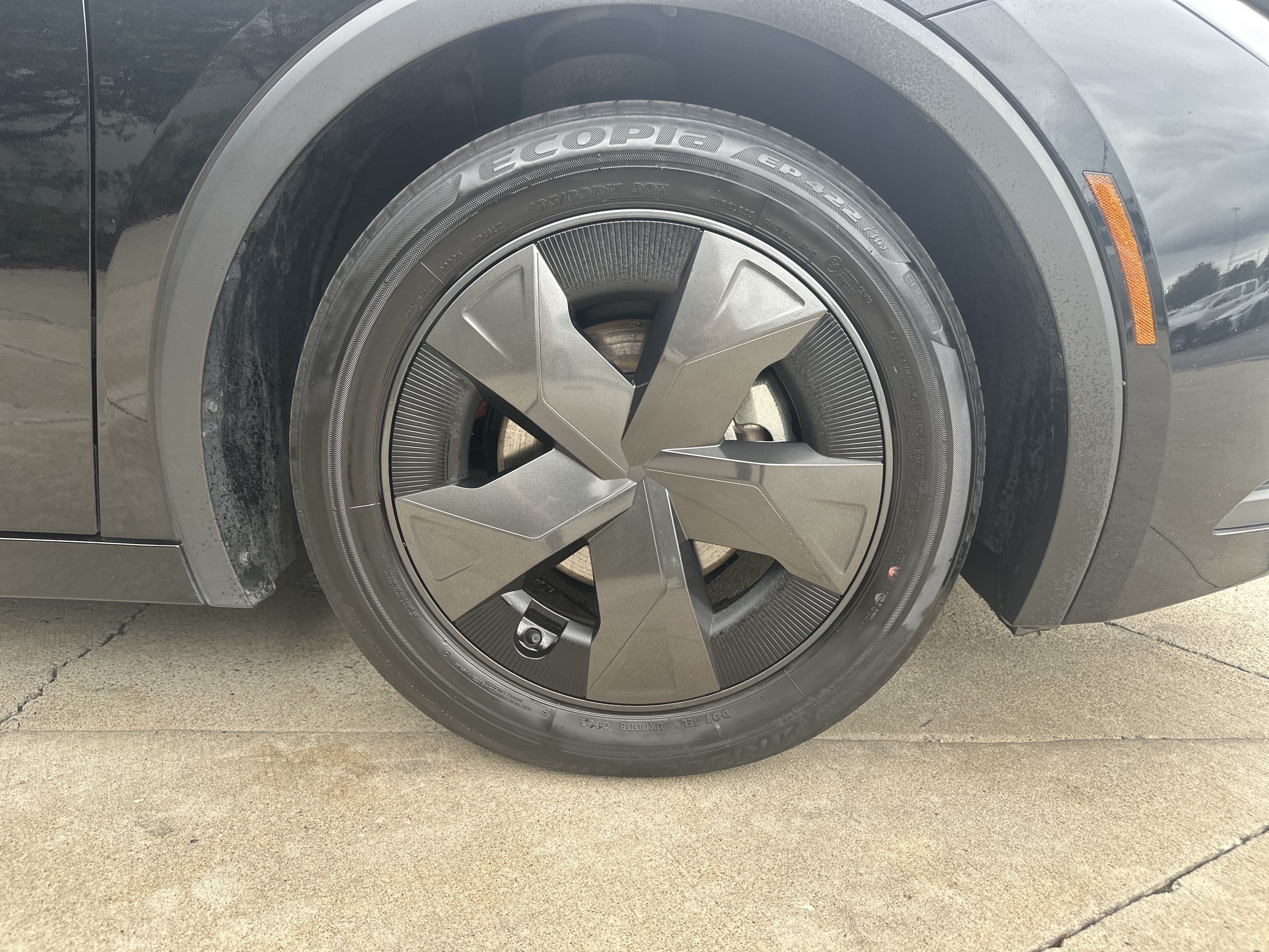 Used 2025 Toyota Prius LE FWD image 35