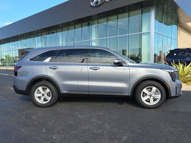 Used 2025 Kia Sorento LX image 18