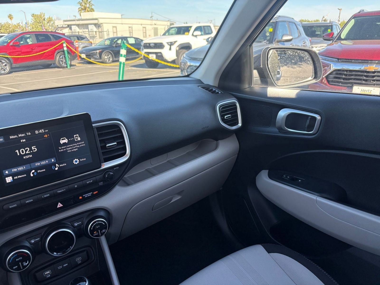 Used 2025 Hyundai Venue SEL image 35