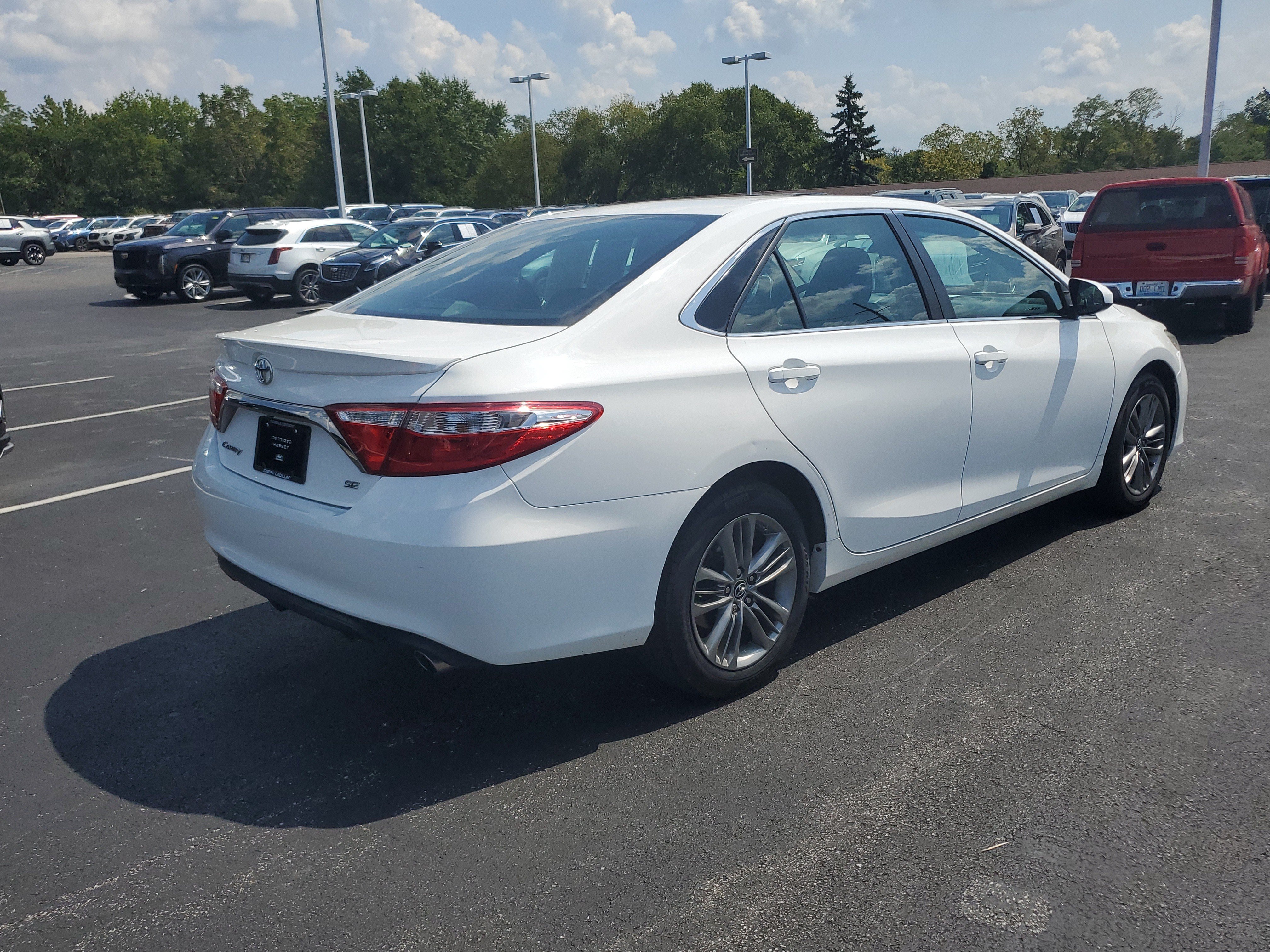 Used 2015 Toyota Camry SE w/ Moonroof Package FWD image 3