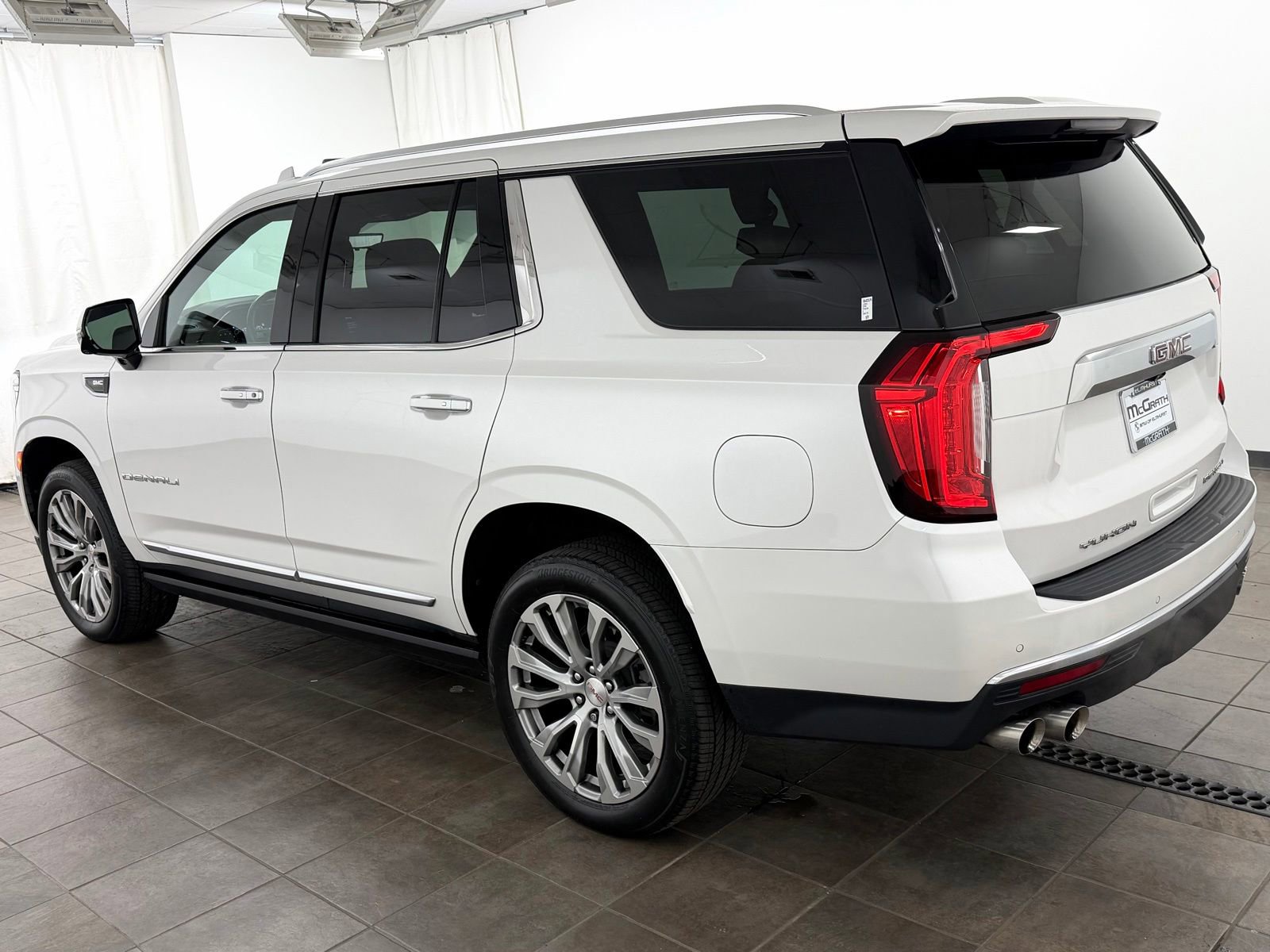 Used 2021 GMC Yukon Denali w/ Denali Premium Package AWD/4WD image 3