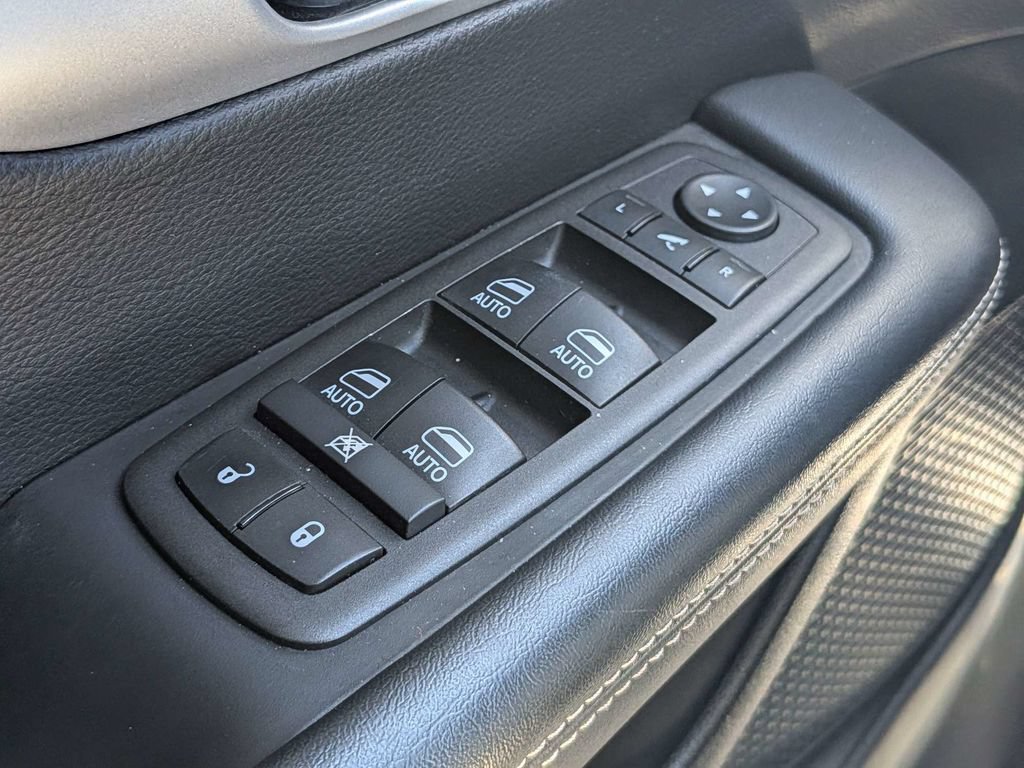 Used 2025 Chrysler Pacifica Limited FWD image 30