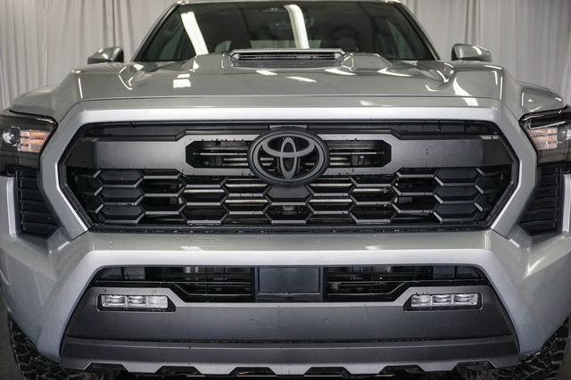 Used 2025 Toyota Tacoma TRD Sport AWD/4WD image 3
