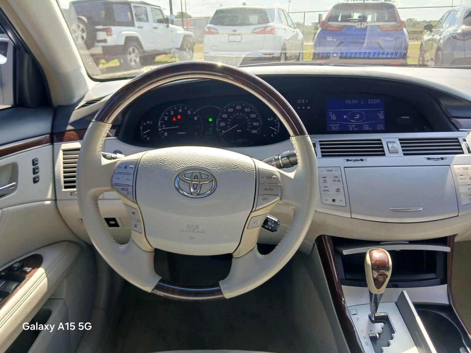 Used 2010 Toyota Avalon Limited FWD image 29