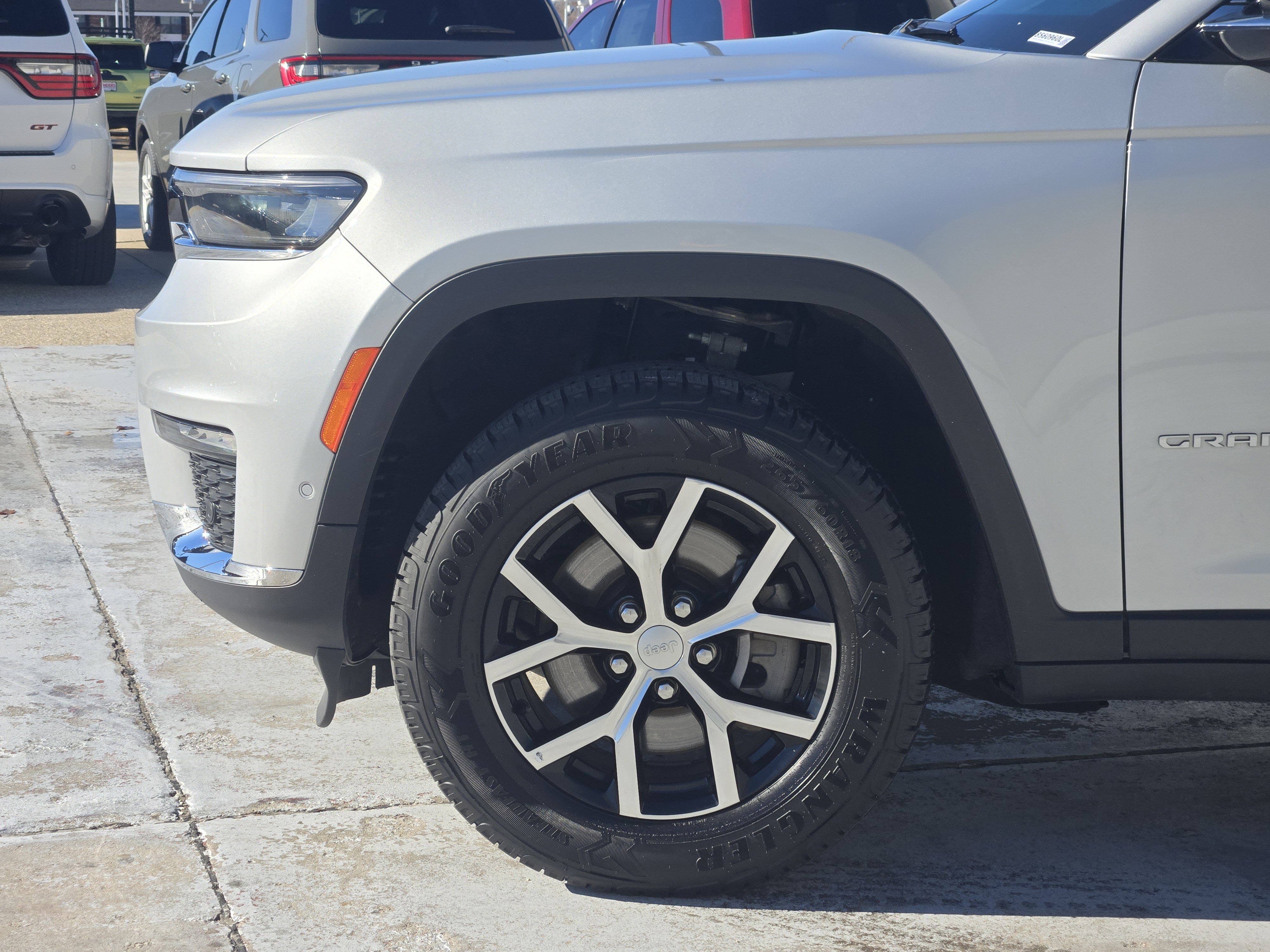 Used 2024 Jeep Grand Cherokee L Limited w/ Luxury Tech Group II image 9