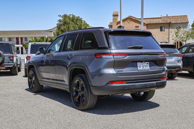 Used 2023 Jeep Grand Cherokee Limited w/ Black Appearance Package AWD/4WD image 6