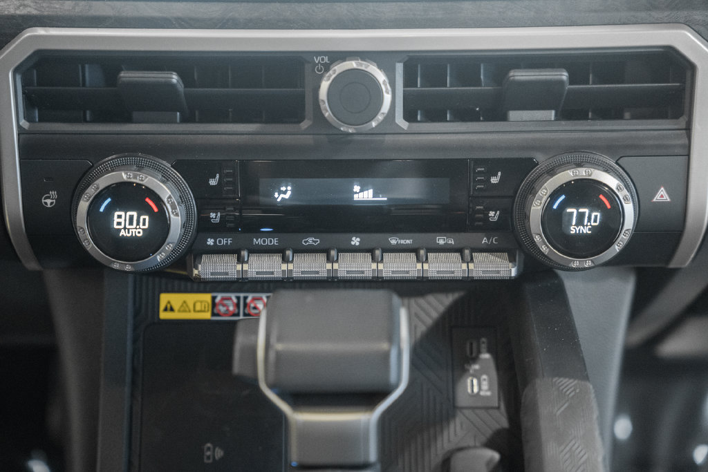 Used 2025 Toyota Tacoma Limited AWD/4WD image 26