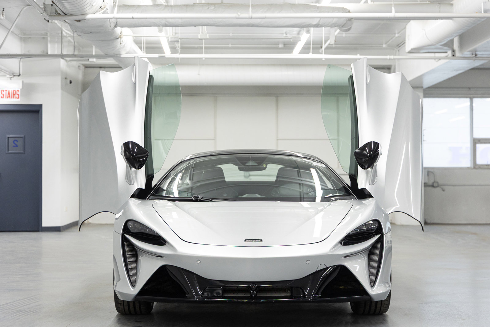 Used 2023 McLaren Artura image 12