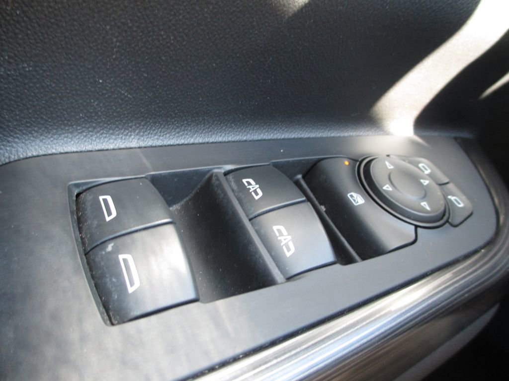 Used 2023 GMC Acadia SLT w/ Elevation Edition image 26