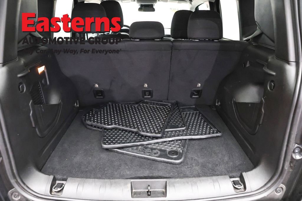 Used 2023 Jeep Renegade Latitude AWD/4WD image 9