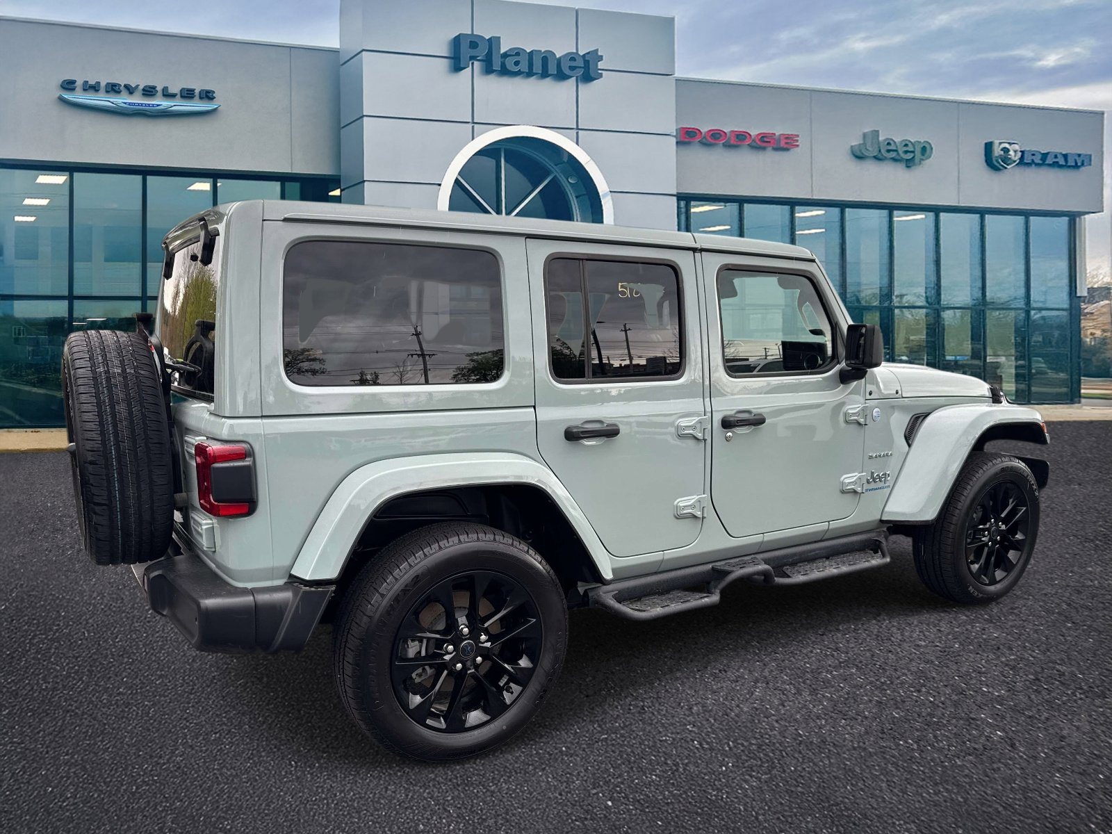 Used 2024 Jeep Wrangler Unlimited Sahara w/ Safety Group AWD/4WD image 2