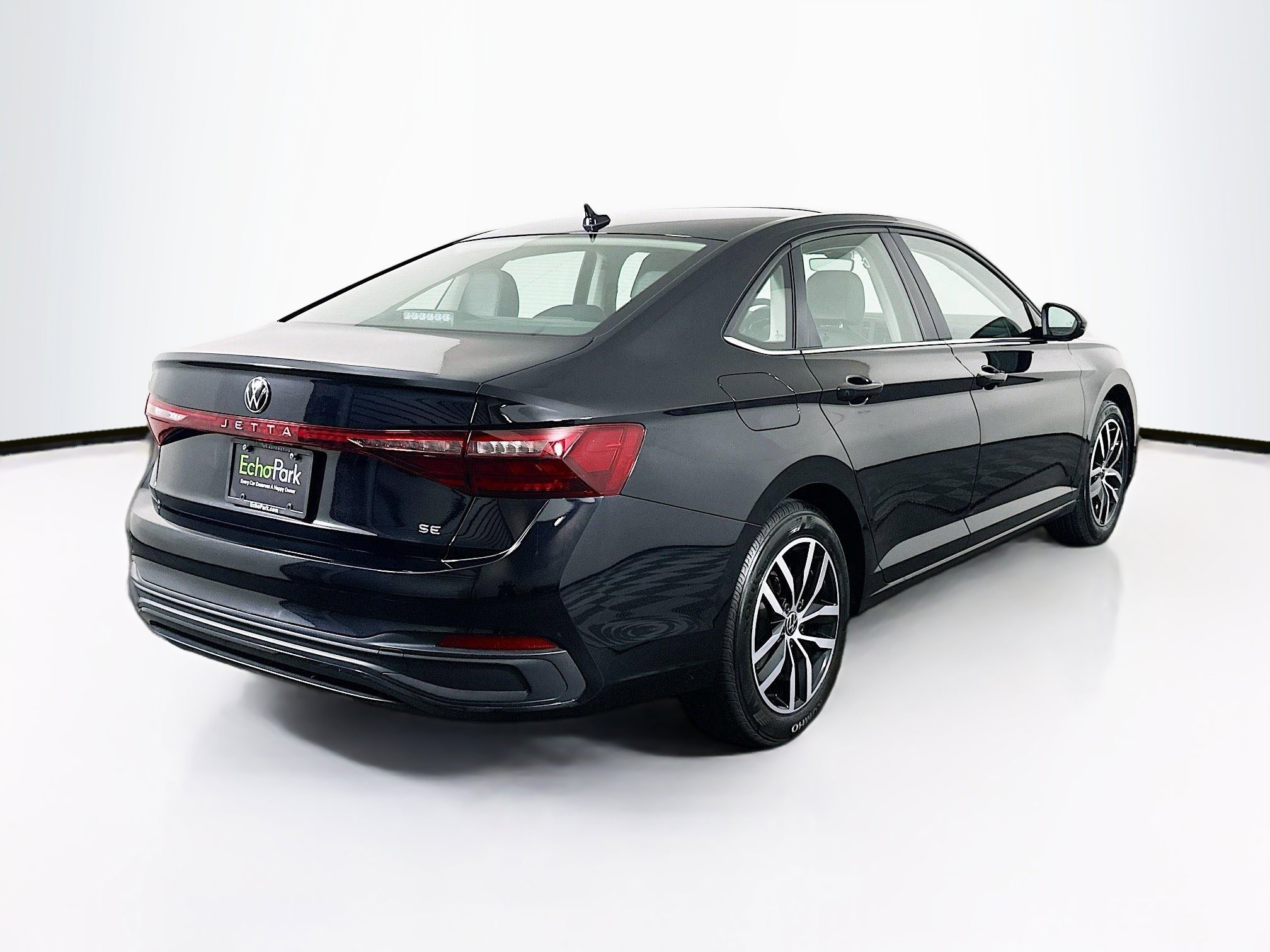 Used 2025 Volkswagen Jetta SE FWD image 9