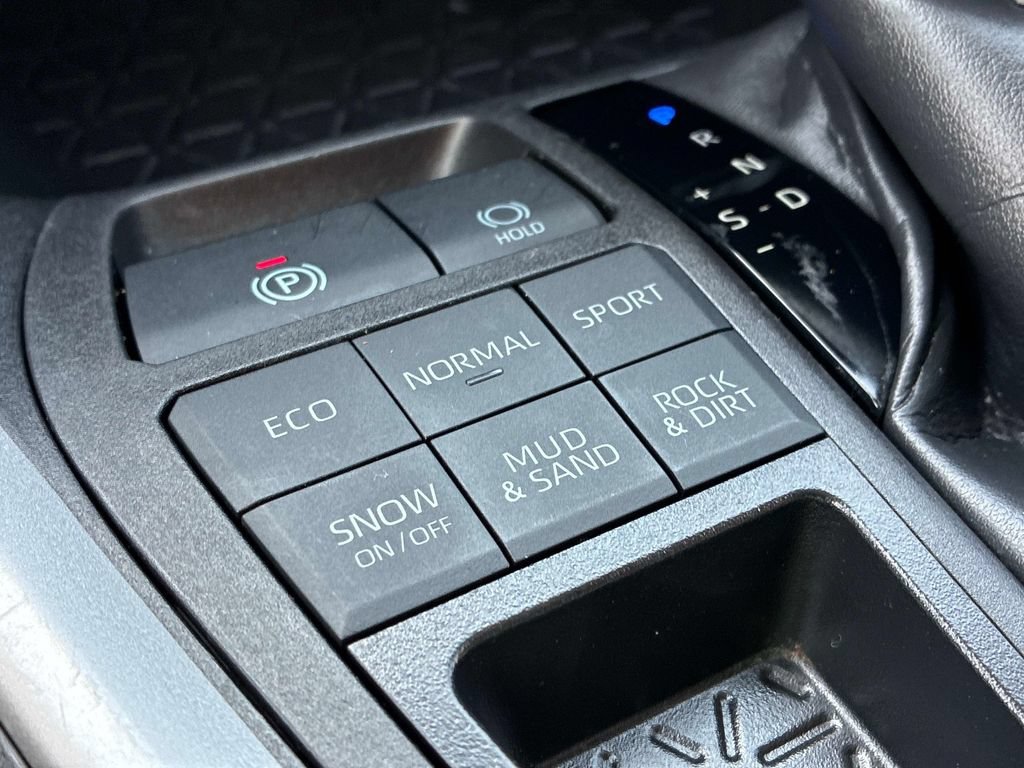 Used 2024 Toyota RAV4 LE AWD/4WD image 28