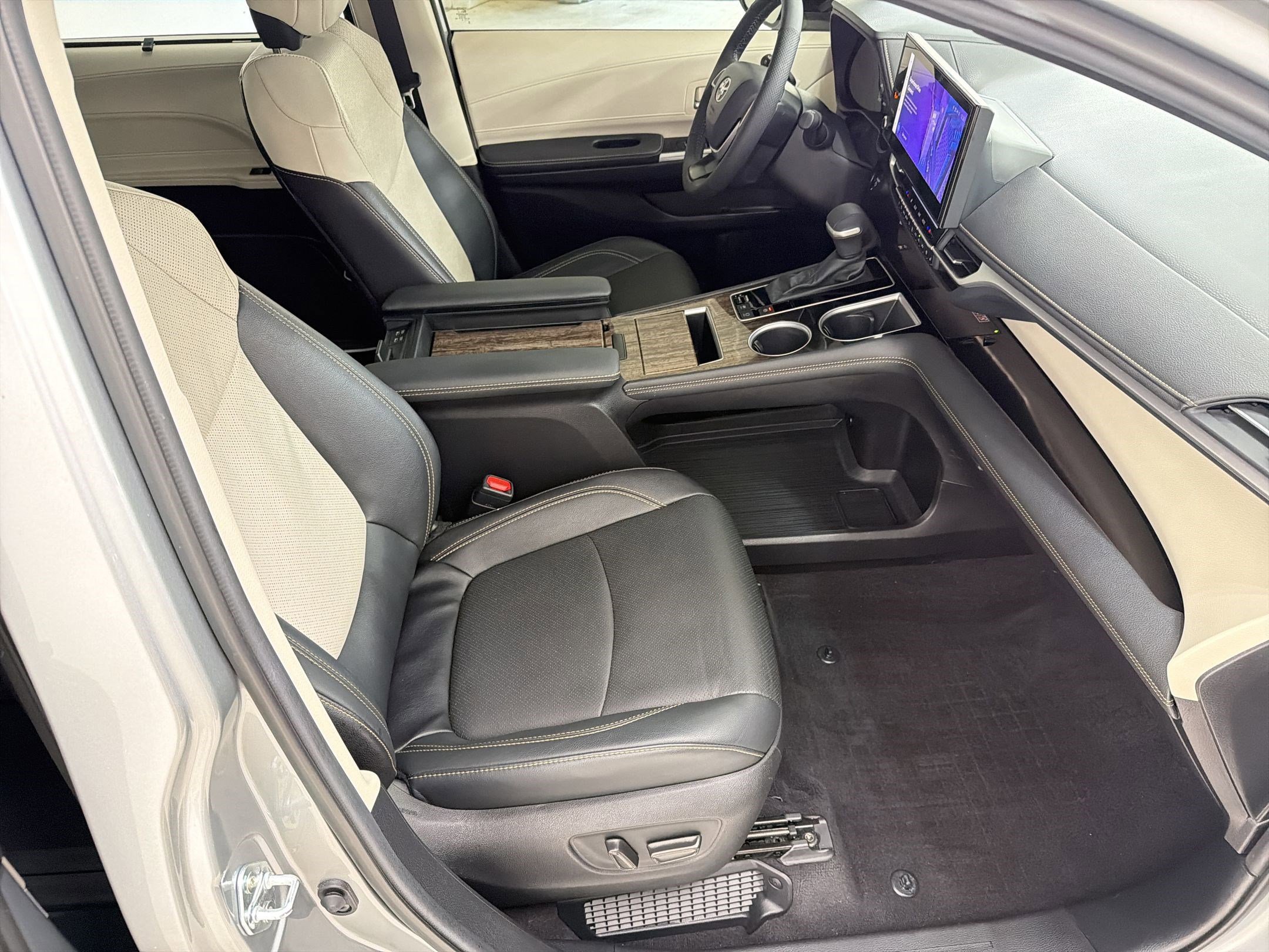 Used 2025 Toyota Sienna Limited image 29