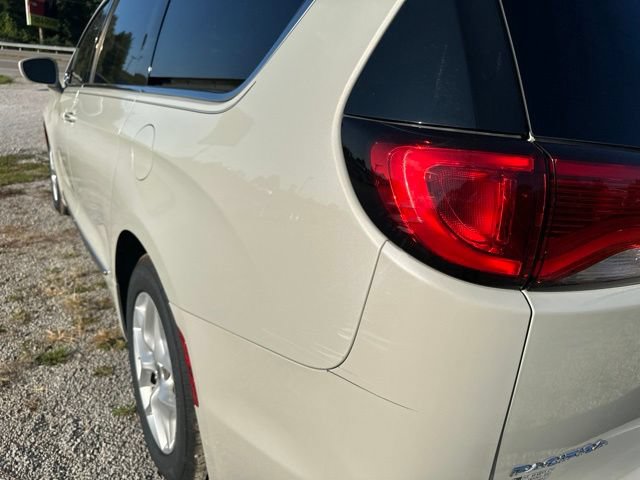 Used 2017 Chrysler Pacifica Touring-L Plus w/ Tire & Wheel Group FWD image 19