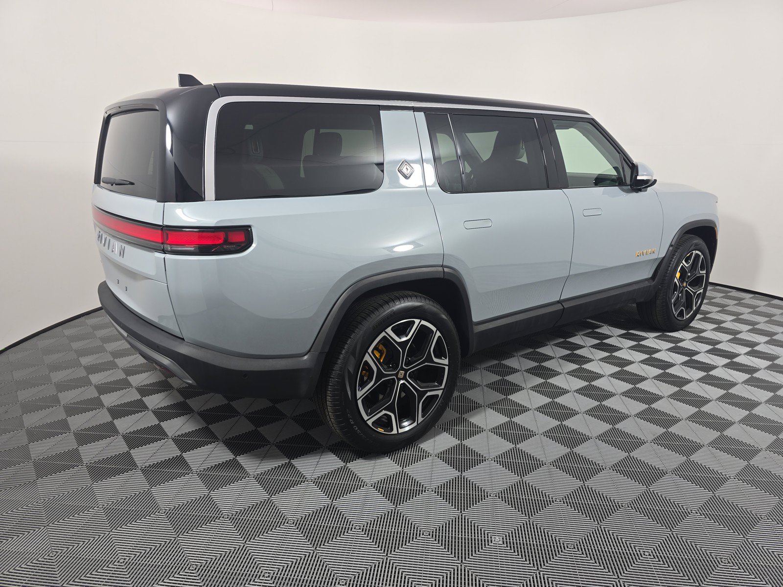 Used 2024 Rivian R1S Adventure AWD/4WD image 5
