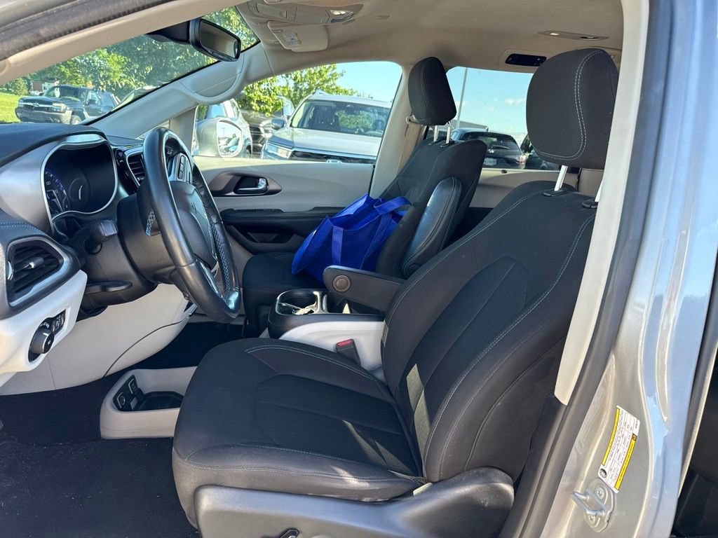 Used 2021 Chrysler Pacifica Touring w/ Uconnect Theater Family Group FWD image 15