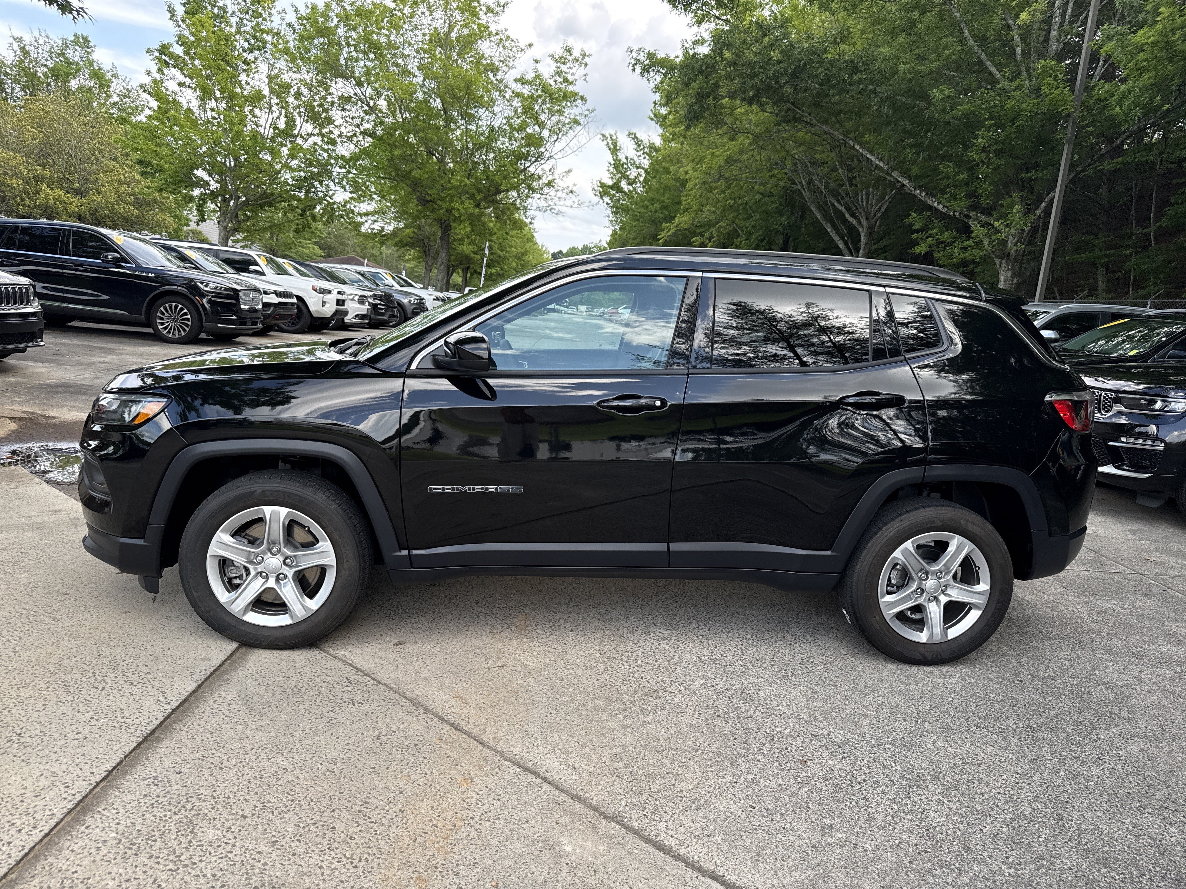Used 2024 Jeep Compass Latitude AWD/4WD image 4