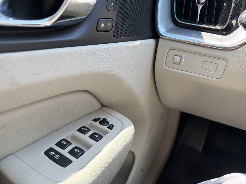 Used 2019 Volvo XC60 T5 Momentum w/ Premium Package AWD/4WD image 15