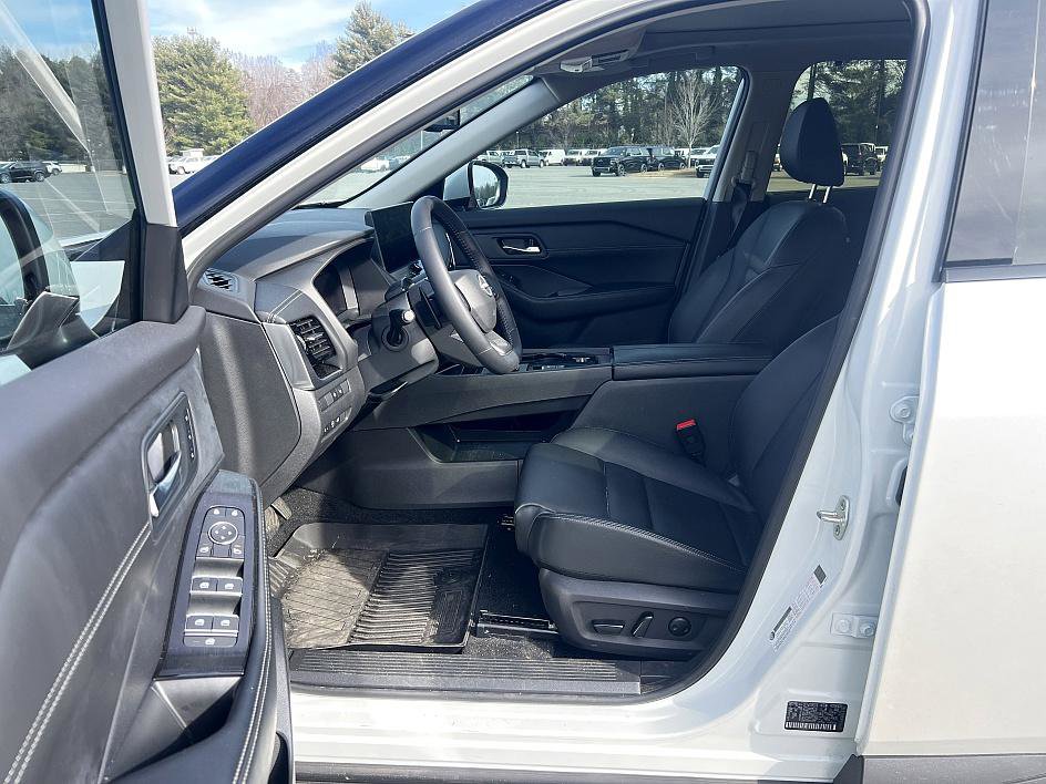 Certified 2025 Nissan Rogue SL w/ Tech Package image 1