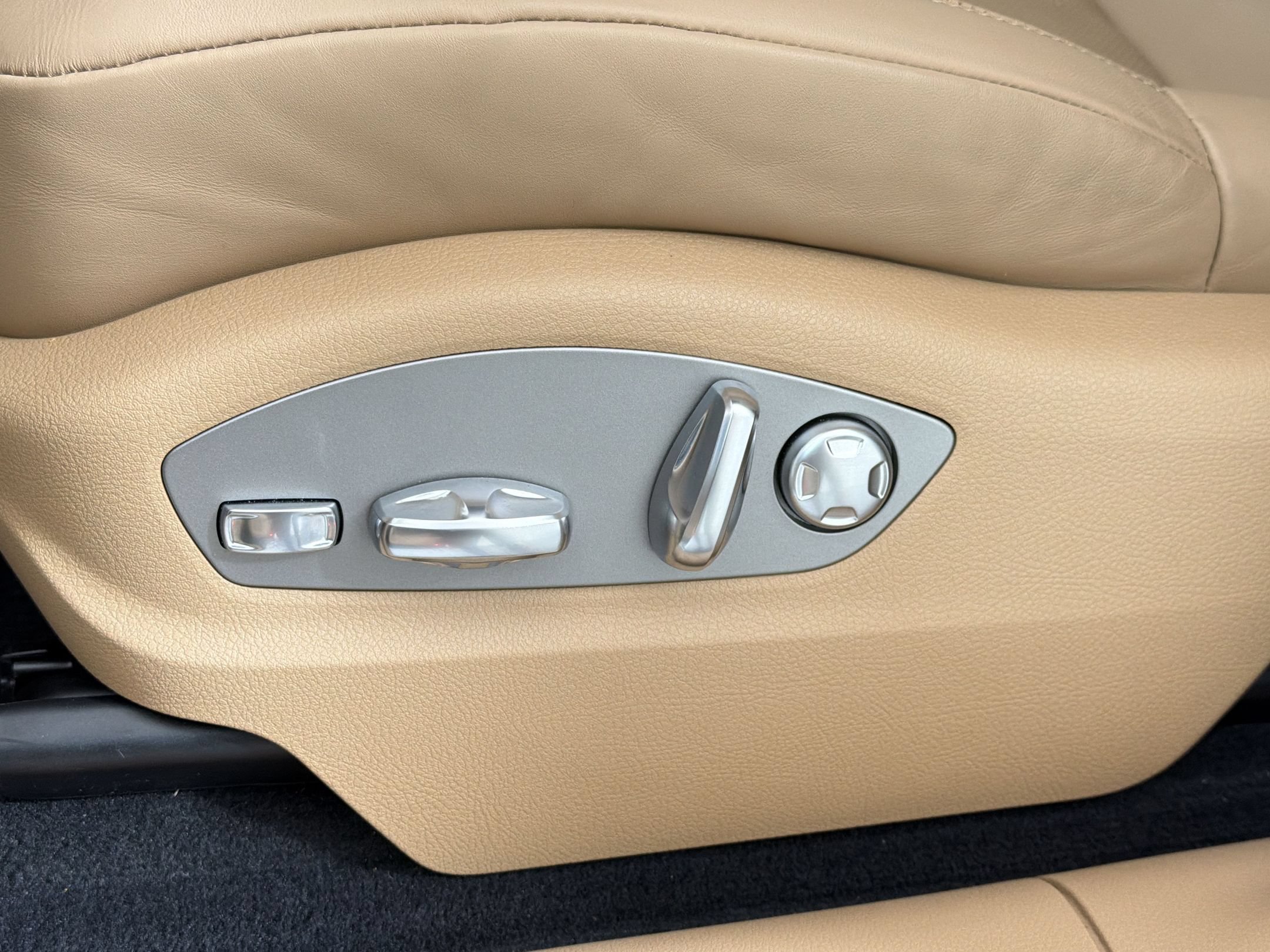 Certified 2026 Porsche Macan AWD/4WD image 16
