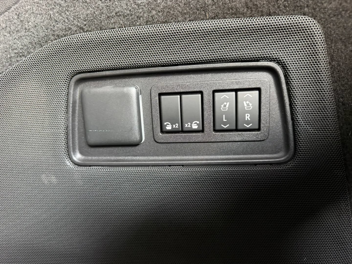 Used 2023 Cadillac Escalade Premium Luxury RWD image 47