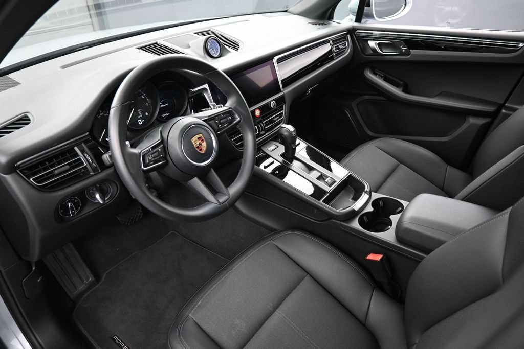 Certified 2025 Porsche Macan AWD/4WD image 4