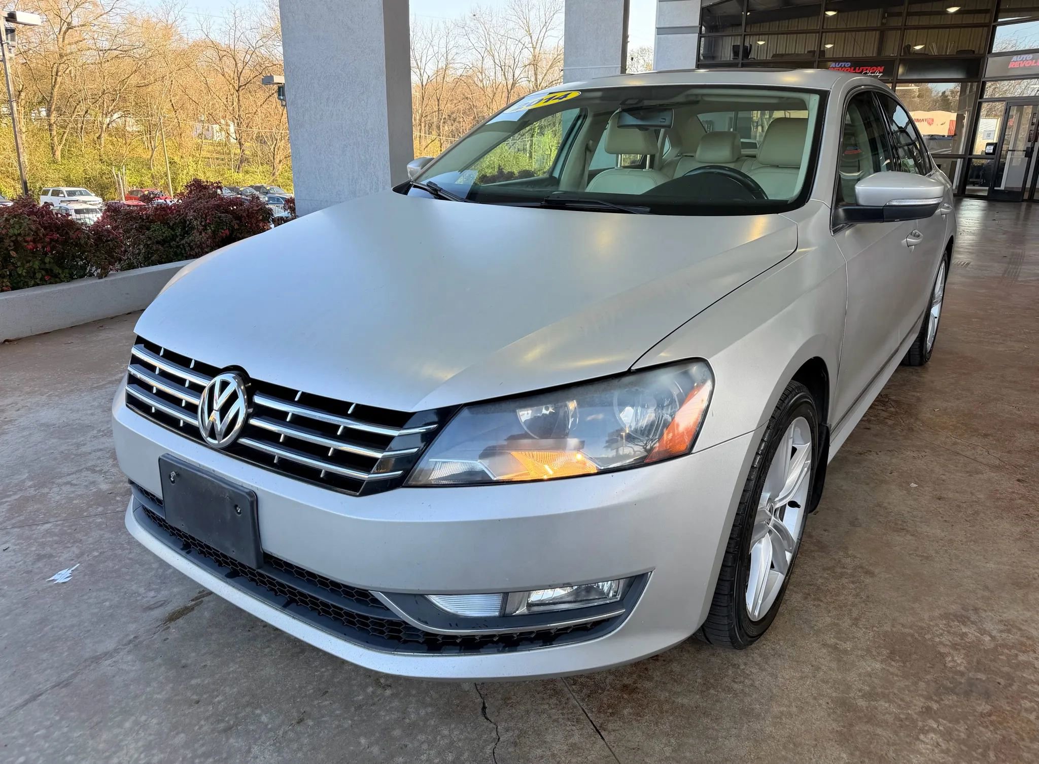 Used 2014 Volkswagen Passat TDI SEL Premium image 3
