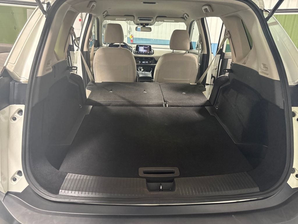 Used 2023 Nissan Rogue SV image 16