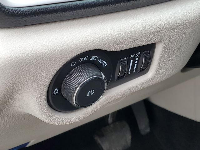 Used 2024 Chrysler Pacifica Touring-L image 10