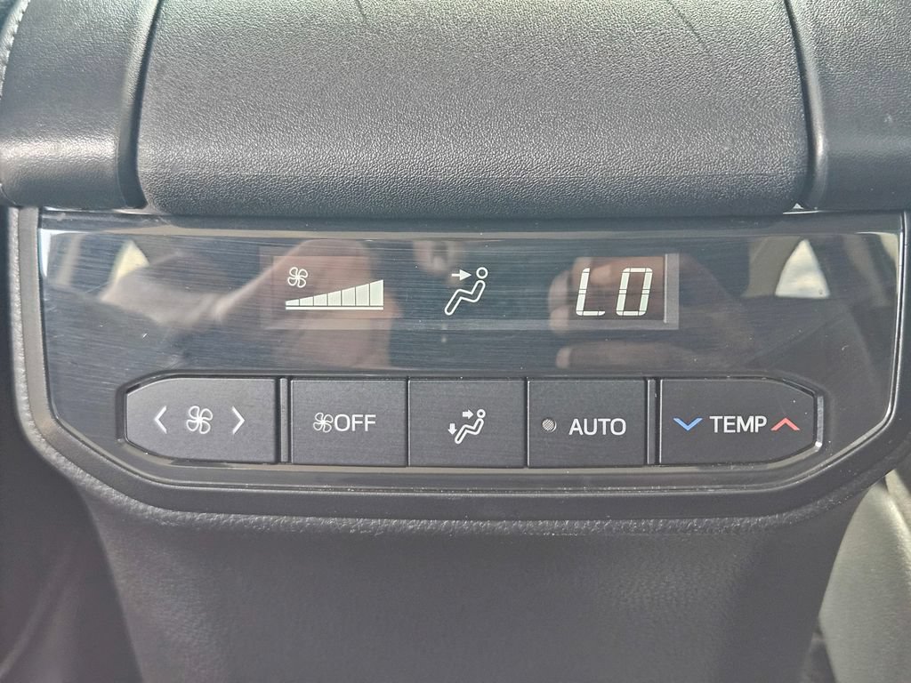 Used 2023 Toyota Highlander XLE FWD image 15