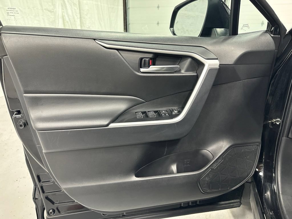 Used 2025 Toyota RAV4 XLE FWD image 8