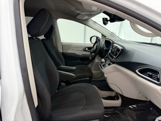 Used 2023 Chrysler Voyager LX image 20