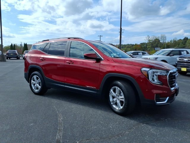 Used 2024 GMC Terrain SLE w/ Driver Convenience Package AWD/4WD image 4