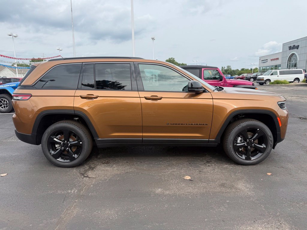 New 2026 Jeep Grand Cherokee Limited w/ Limited Altitude Package AWD/4WD image 2