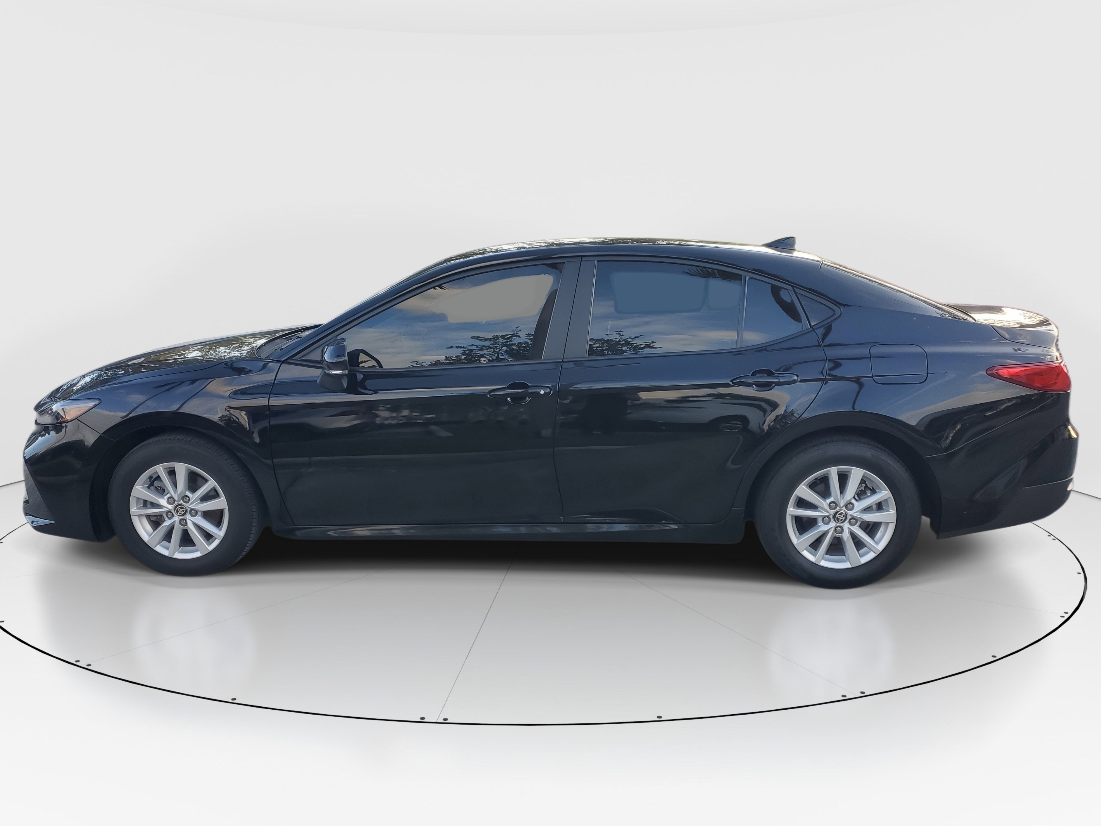 Used 2025 Toyota Camry LE image 6