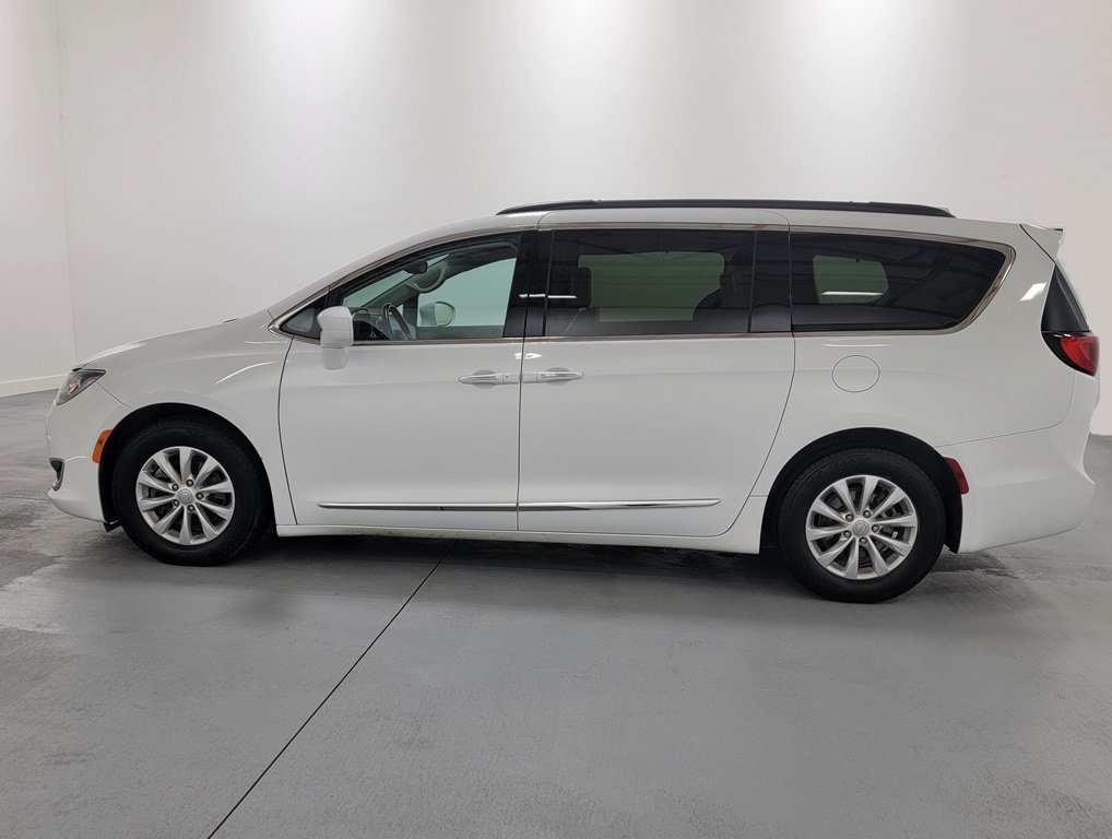 Used 2017 Chrysler Pacifica Touring-L FWD image 5