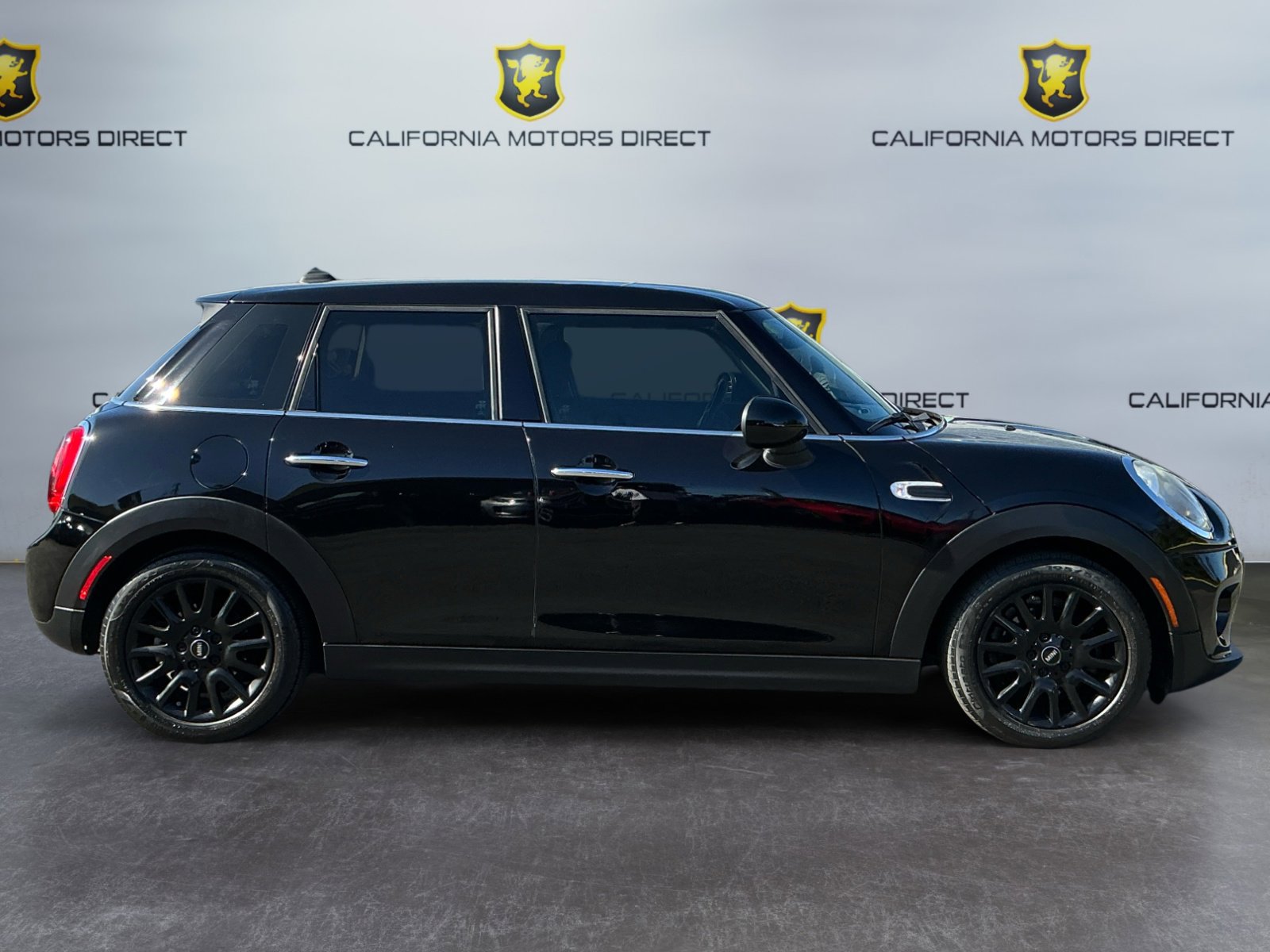 Used 2017 MINI Cooper 4-Door Hardtop FWD image 4