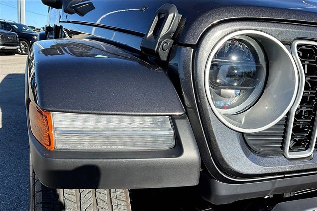Used 2025 Jeep Wrangler Sahara image 27