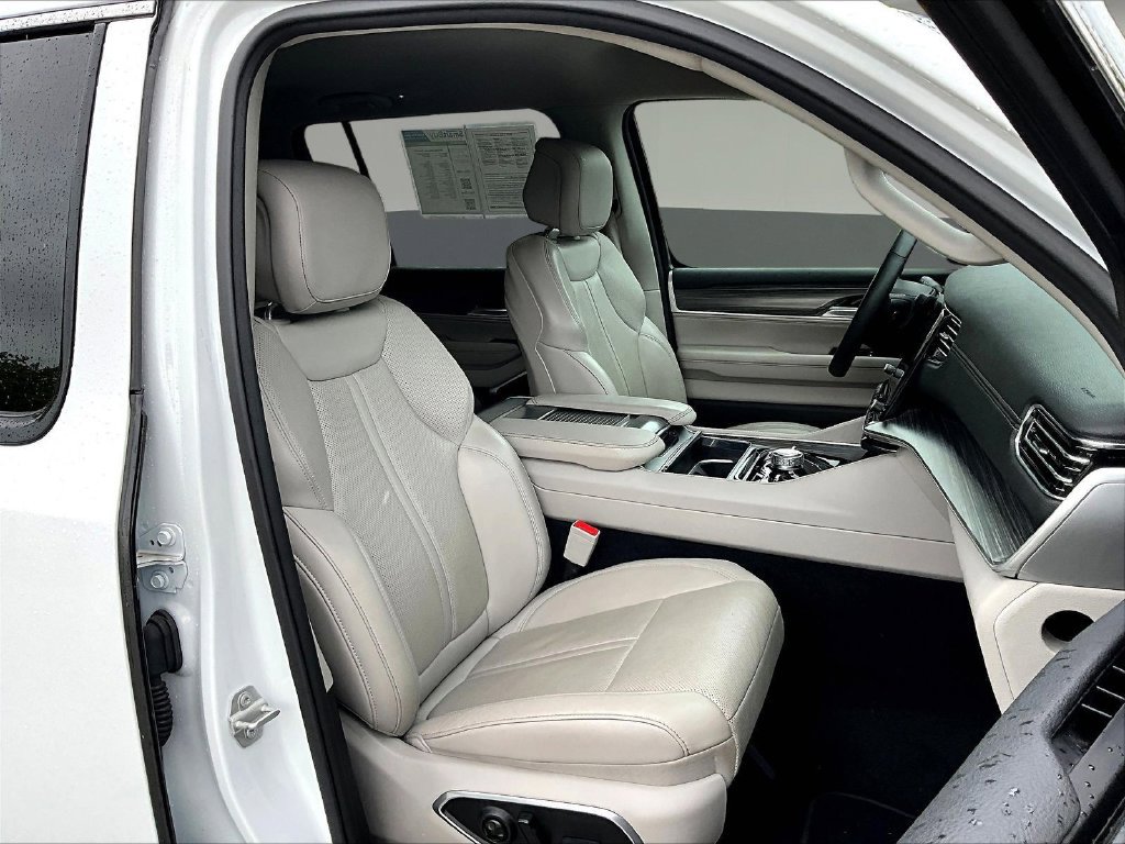 Used 2024 Jeep Wagoneer L Series III w/ Flexible Seating Group AWD/4WD image 33