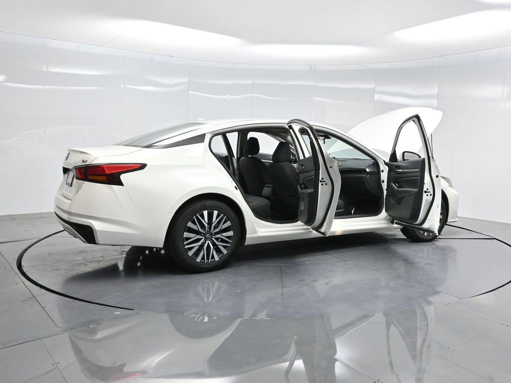 Used 2023 Nissan Altima 2.5 SV image 4