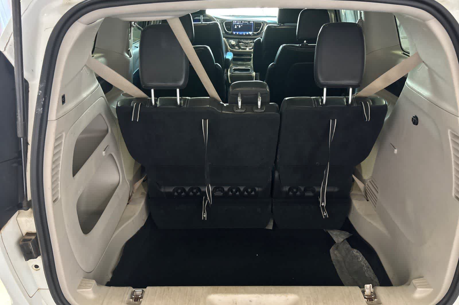 Used 2022 Chrysler Pacifica Touring-L FWD image 18