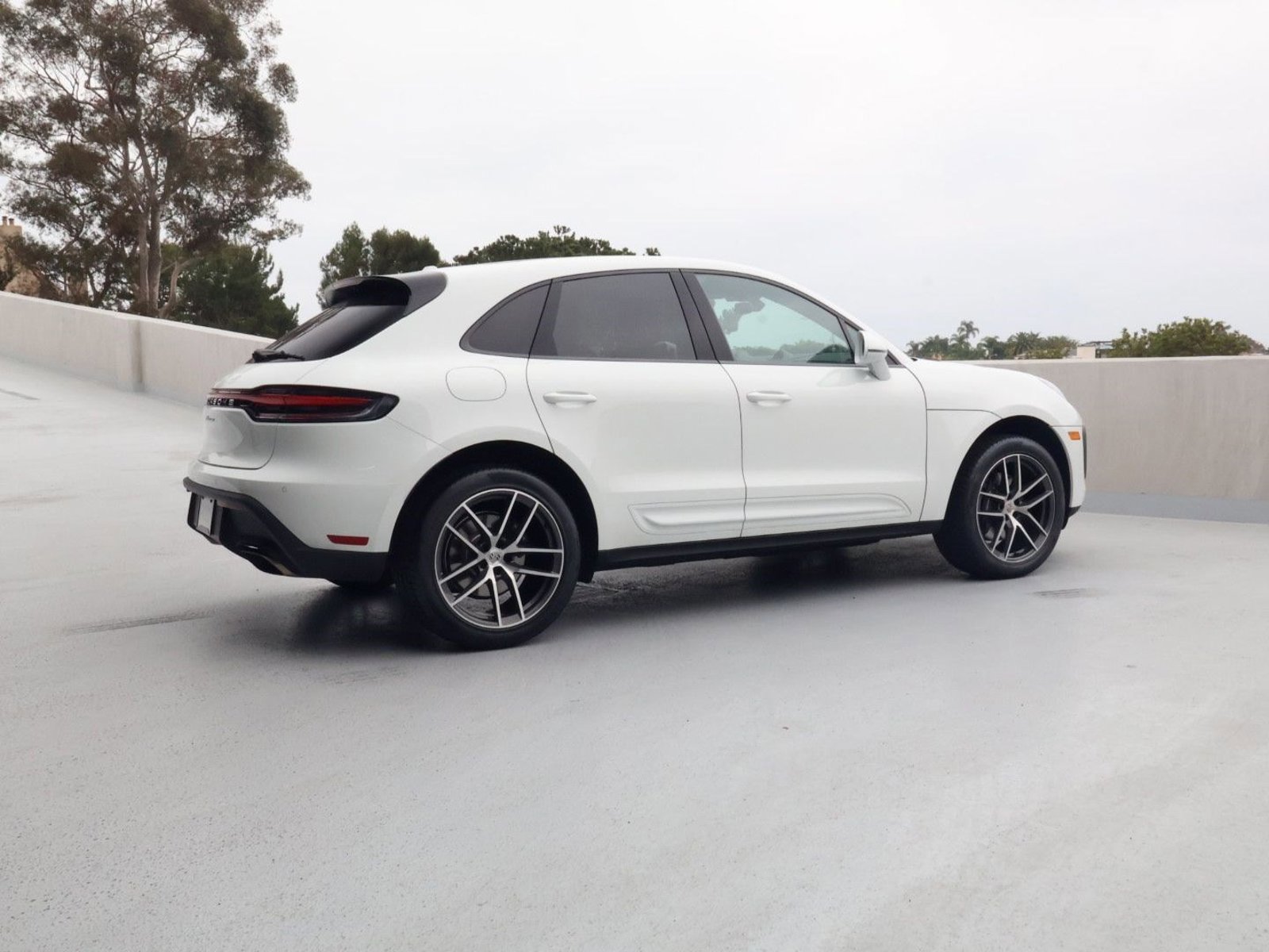 Certified 2025 Porsche Macan image 7