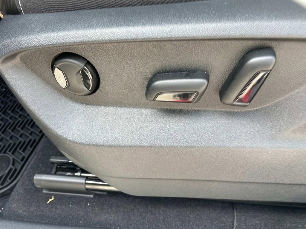 Used 2025 Volkswagen Atlas Cross Sport SE image 21